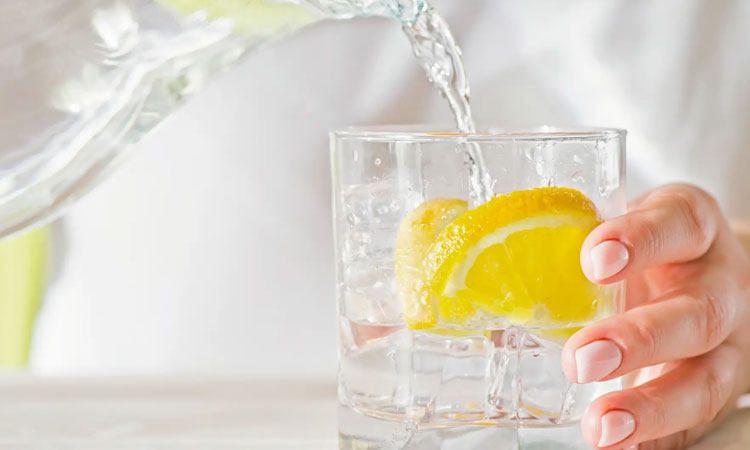 Los sorprendentes beneficios de tomar agua con limón