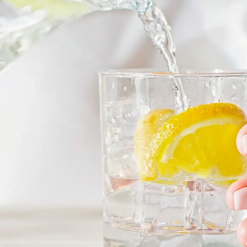 Los sorprendentes beneficios de tomar agua con limón